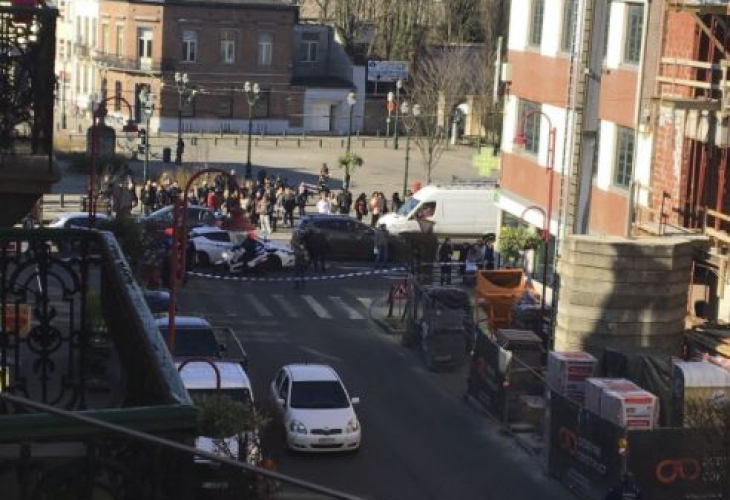 Извънредно! Мащабна полицейска спецакция блокира Южен Брюксел, призовават хората да не излизат от домовете си (СНИМКИ)