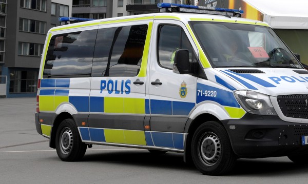 Полицията стреля по мъж, въоръжен с нож на летището в Амстердам