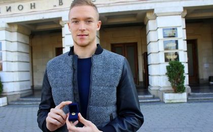 Прохазка позира пред Gong.bg с брачната си халка