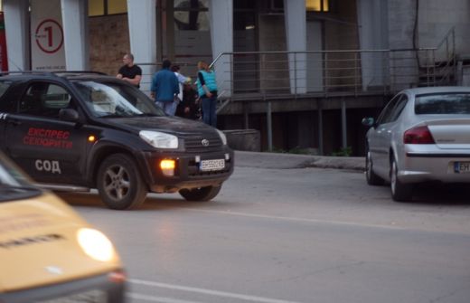 Извънредно! Обир като на кино: Маскирани бандити задигнаха над 200 бона от инкасо автомобил (СНИМКИ)