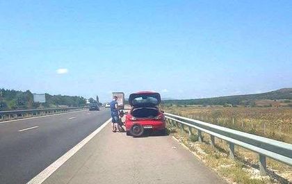 "Браво"! Девойче сменя гумата на колата, а добре сложен мъж стои и гледа