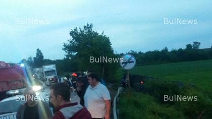 Автобус се обърна и уби жена