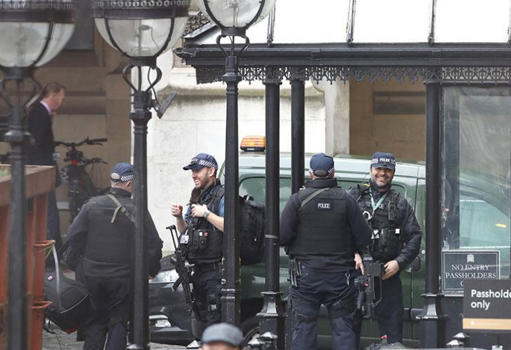Извънредна ситуация в сърцето на Лондон, сградата на британския парламент е отцепена от полиция