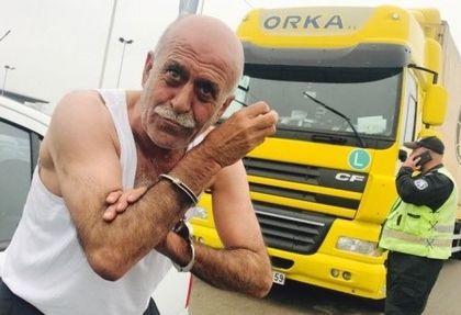 Екшън на пътя! Мъртво пиян турчин за малко да прегази полицаи, а когато го измъкнаха не е за вярване какви ги свърши (СНИМКИ)