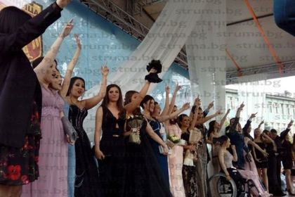 С прекрасни тоалети абитуриентите от училищата в община Дупница дефилираха по червения килим