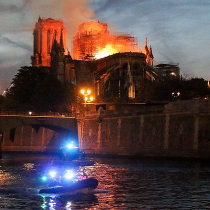 Breitbart: Парижаните пеят химни, докато катедралата Нотр Дам гори