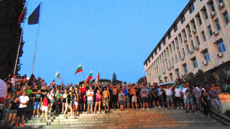 Асеновград протестира от бавния ход на процеса срещу ромите-биячи на деца
