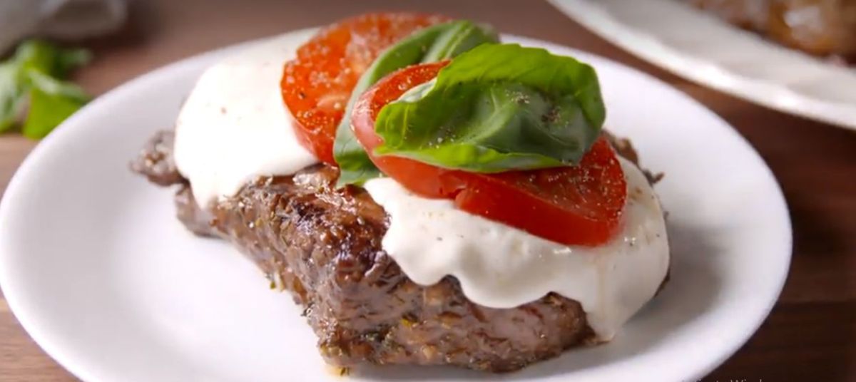 Бързо и много вкусно: Най-добрата рецепта за капрезе пържоли