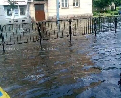 Пазарджик: Проливен дъжд наводни улици и тротоари в града
