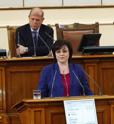 Нинова поиска замразяване на депутатските заплати