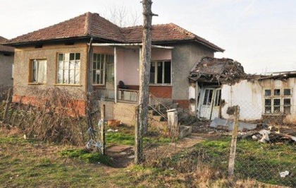 Вижте новата Къща на ужасите, където изродът Джебраим е измъчвал до смърт жена си (СНИМКИ)
