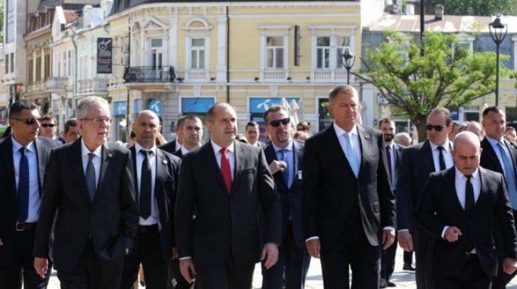 Уникална гледка: Трима президенти се разходиха по улиците на Русе (СНИМКИ)