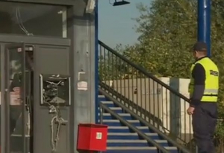 Разбра се колко хиляди са задигнали апашите от банкомата в "Дружба", обирджиите взривили устройството с капсули със сгъстен въздух!