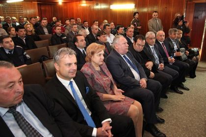 СНИМКИ: Цялото депутатско войнство на годишния отчет на полицията