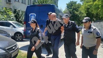 Оставиха в ареста шведа, изритал камериерката, имало опасност да избяга