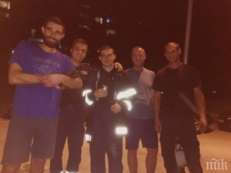 БРАВО! Пожарникари два часа се бориха за живота на котенце, паднало в сифон
