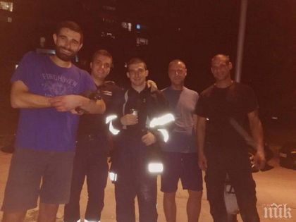 БРАВО! Пожарникари два часа се бориха за живота на котенце, паднало в сифон