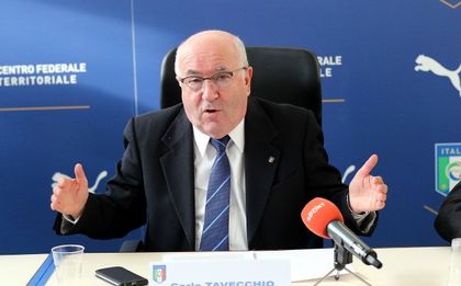 Проблеми за шефа на италианската федерация, сега с евреи и гейове