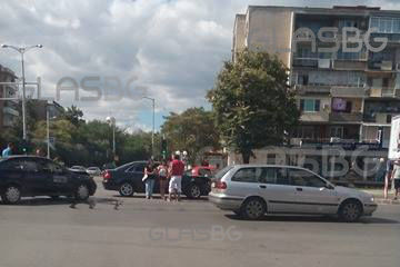 Катастрофа задръсти умно кръстовище в Пловдив СНИМКИ