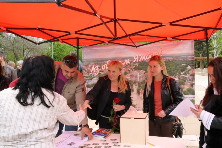 Водачът на листата на „БСП за България” Елена Йончева проведе открита приемна с жители на Ямбол