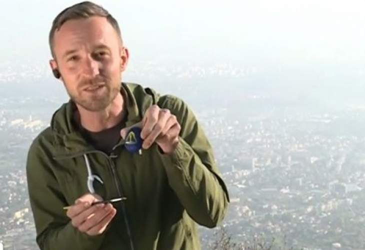 Нестандартно: Ники Василковски показа на яйца много „кална“ новина за времето (ВИДЕО)