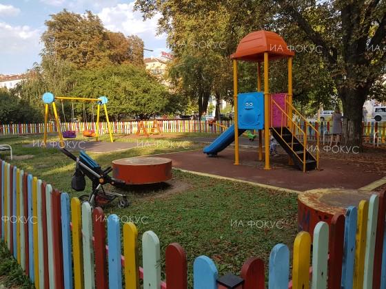 Смолян: Общината продължава да ремонтира и обновява детските площадки, монтират се и нови съоръжения