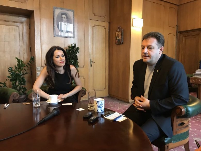 Велико Търново: Кметът Даниел Панов се срещна с правнучката на Райна Княгиня – доц. д-р Наталия Футекова