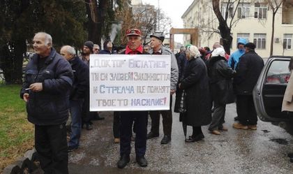 Стрелчани размахват въжета пред съда, ще бесят Евстатиев