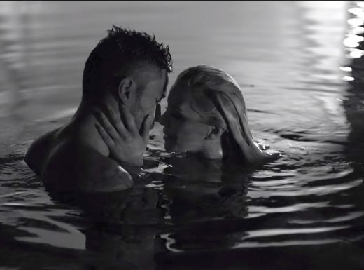 ДесиСлава и Благо го направиха в басейн