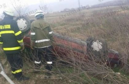 Фолксваген изпревари трактор и се обърна по таван