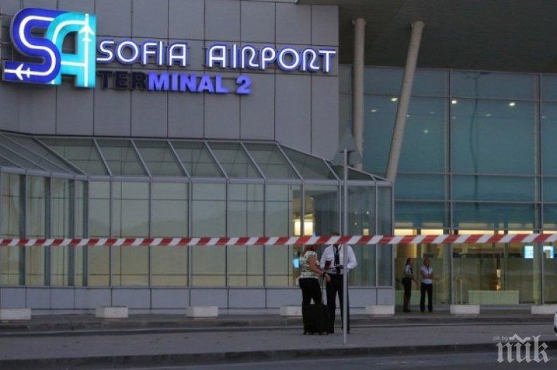 Снегът блокира работата на летище София, не разрешават на самолетите да излитат