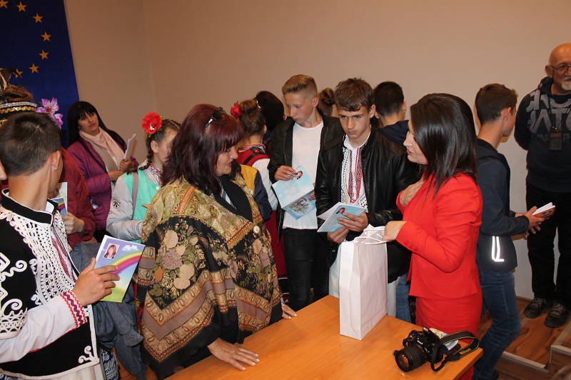 Добрич: В заседателната зала на Община Каварна се проведе среща с поетесата Катя Кирянова