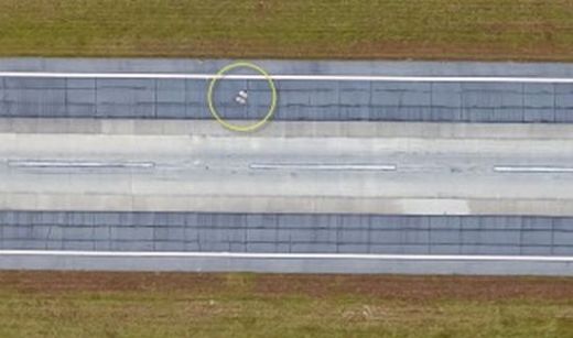 Най-странните самолетни писти - с гробове върху тях (СНИМКИ)