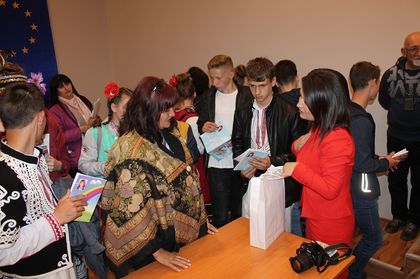 Добрич: В заседателната зала на Община Каварна се проведе среща с поетесата Катя Кирянова