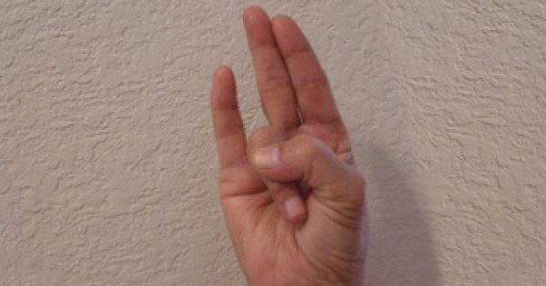Изненадващо, но работи! Дръжте ръката в тази позиция, за да отслабнете, или за да се отървете от хормонални нарушения