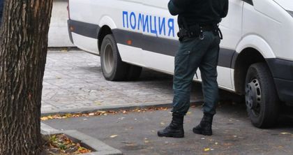 30-годишен мъж реши да развали коледната украса в Аксаково, но сметките му излязоха криви