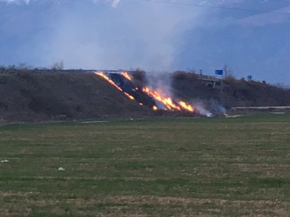 Пламъци пълзят край пътя Пловдив - Карлово