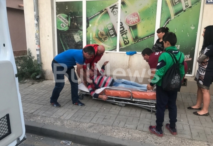 Паника: Мъж припадна пред магазин във Враца и от устата му започна да излиза пяна (СНИМКИ 18+)