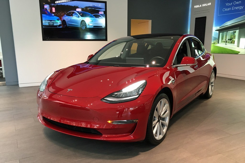 Tesla Model 3 изгуби препоръката на Consumer Reports