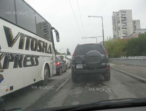 Пловдив: Движението по пътя Карлово – Сопот при км 254 в посока София се извършва в едната лента поради изграждане на ново кръгово кръстовище