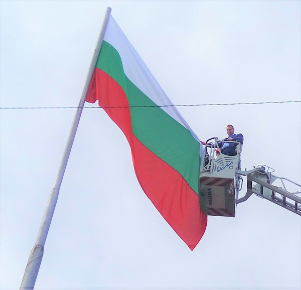 Кърджали: За втора поредна година в навечерието на 3 март по инициатива на областния управител Никола Чанев бяха подменени националните трибагреници на входа и изхода на града