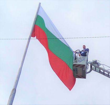 Кърджали: За втора поредна година в навечерието на 3 март по инициатива на областния управител Никола Чанев бяха подменени националните трибагреници на входа и изхода на града