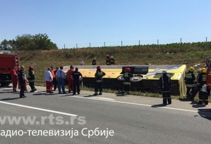 Кошмар от Сърбия! Автобус, превозващ деца, се обърна, има жертва и ранени (СНИМКИ/ВИДЕО)