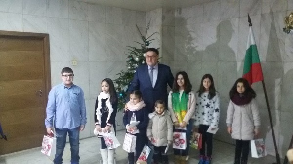 Шумен: На специална церемония бяха наградени победителите в конкурса на Общината за детска рисунка, посветена на Коледа и Нова година