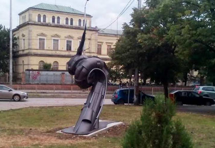 Във Варна се появи най-гнусната скулптура, всички се чудят какво е (СНИМКИ)