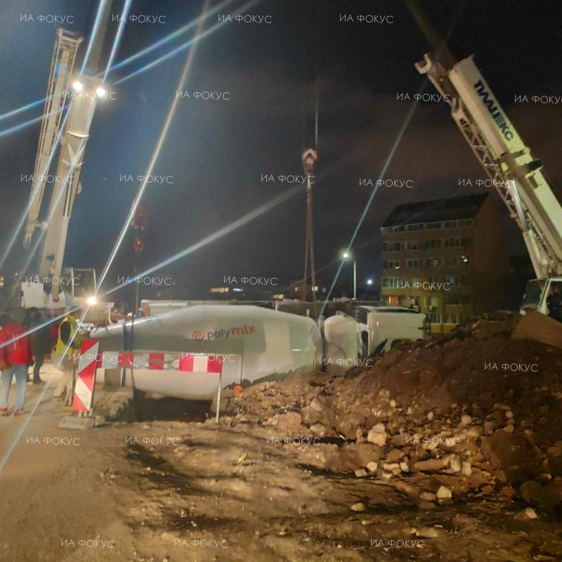 Варна: Огромно задръстване се е образувало по бул. “Цар Освободител” заради обърнатия бетоновоз