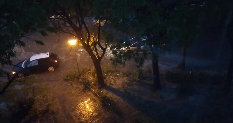 В момента! Порен дъжд се изсипва над Варна, гърми и трещи навсякъде (снимки)