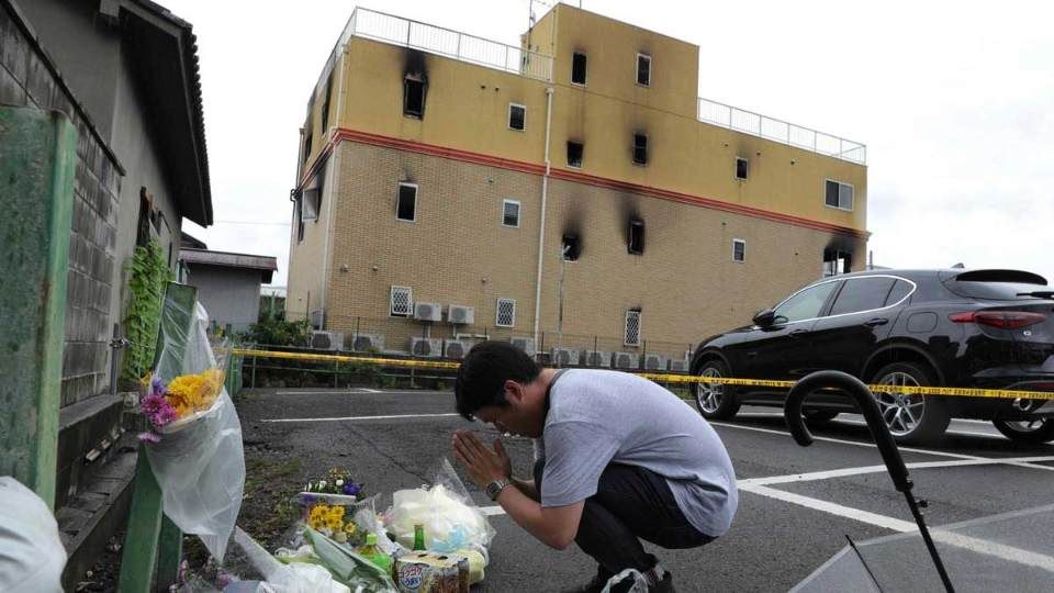 Отзвук от огнения ад в Япония. Мъж с две туби, крещящ: Умрете!