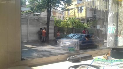 ВРЪХ НА НАГЛОСТТА! Роми с БМВ запречиха улица в центъра Пловдив, въртят мохабети, а от колата дънят маанета (СНИМКИ)