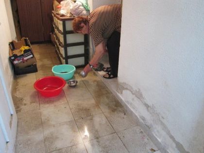 След потопа в Баня водата в къщите - половин метър СНИМКИ